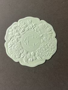 Elegante Tarjeta de Invitación para Eventos de Boda en Verde Salvia, con Diseño Troquelado en Relieve, Borde Floral y Detalles en Dorado - Product Image 3