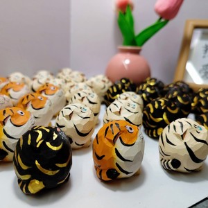 Figurine de tigre en bois orange, blanc, noir, en bois de tilleul, animal du zodiaque, décoration de bureau, cadeau pour enfants de 7 à 12 ans - Product Image 3