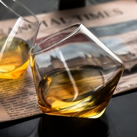Verre à whisky sans pied hexagonal moderne de luxe de 200 ml, fabriqué à la machine, en cristal rotatif, durable et en stock