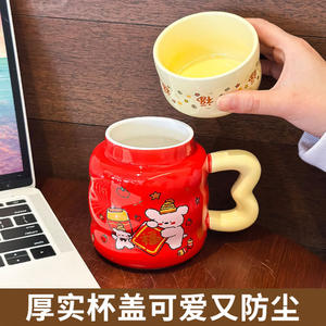 แก้วเซรามิคสีแดงลายการ์ตูนพร้อมฝาและหูจับ สำหรับของขวัญทางธุรกิจ ฤดูใบไม้ผลิ 2025 - Product Image 3