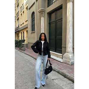 Chaqueta Negra para Mujer con Cuello Camisero y Detalle de Bolsillo - Product Image 2