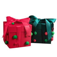 Boîte cadeau de Noël carrée en papier décoratif avec boule en feutre rouge et verte pour la veille de Noël