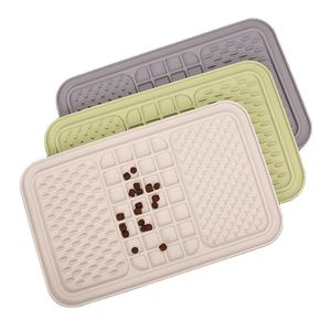 Alfombrilla de silicona para lamer para perros, comedero lento, distracción para baño y lavado - Product Image 1