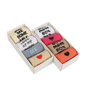Stock Coffret Cadeau Nouveau-né Drôle de Texte Jolie Fille Coton Biologique Semelles en Caoutchouc Anti Bas Bébé Chaussettes Enfants <span class=keywords><strong>Chaussette</strong></span> Antidérapante pour Bébé Garçon - Product Image 4