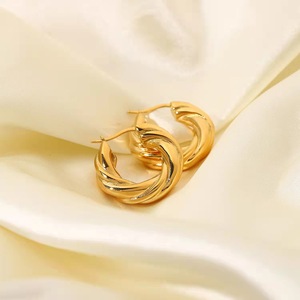 Grosses boucles d'oreilles torsadées en acier inoxydable plaqué or 18K, bijoux pour femmes - Product Image 2