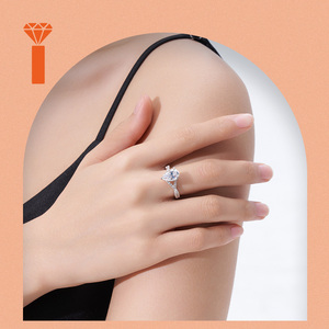 Elegante <span class=keywords><strong>Anello</strong></span> in <span class=keywords><strong>Argento</strong></span> Sterling <span class=keywords><strong>925</strong></span> <span class=keywords><strong>con</strong></span> Moissanite Taglio a Pera e Pietre Intrecciate, Perfetto per Proposte e Matrimoni - Product Image 3