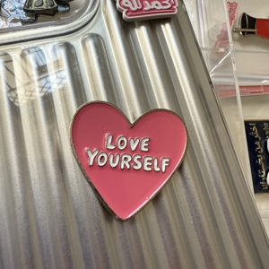 Op maat gemaakte telefoon stickers metalen badges nieuwe mode metalen revers speld voor mobiele telefoon ontwerp logo klevende badge speld 3M - Product Image 3