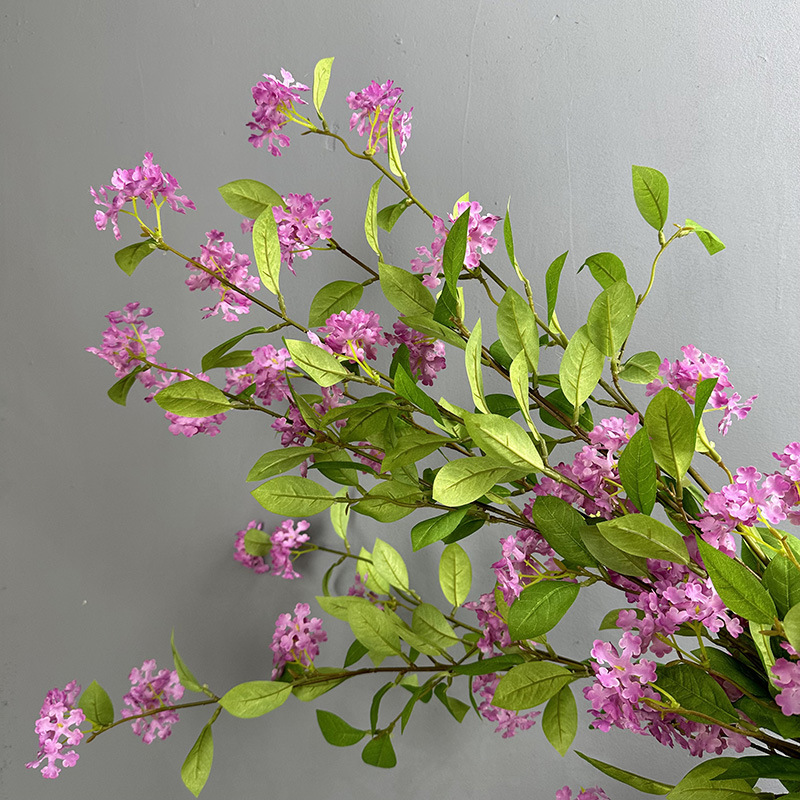 branche de fleur rouge violacé-lilas