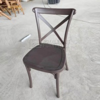 Chaises d'invités colorées à dossier croisé, finitions mates ou brillantes disponibles, empilables, pour la location par les organisateurs d'événements, design compact (moins de volume en m³)