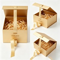 Emballage cadeau en carton rigide haut de gamme avec impression numérique CMYK UV personnalisée, fermeture à ruban et rembourrage en papier raphia déchiqueté