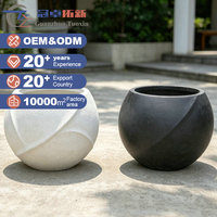 Jardinière extérieure surdimensionnée en UHPC GRC, texture à rayures verticales, grand pot à fleurs, finition personnalisée pour la conception paysagère commerciale