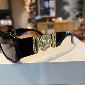 Gafas de Sol Dolce & Gabbana para Mujer, Montura Negra de PC, Protección UV400, Diseño con Medallón, Tipo 3 - Product Image 1