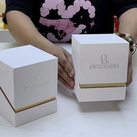 Kotak kemasan lilin putih kaku bertekstur 120gsm leher Linen warna emas buatan tangan mewah dengan sisipan busa