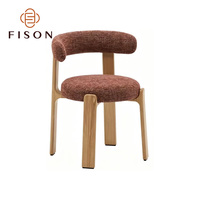 Chaise de salle à manger artisanale en bois, design audacieux avec pieds massifs, tissu, contour organique, finition personnalisée, mobilier de salle à manger de luxe pour villa et maison