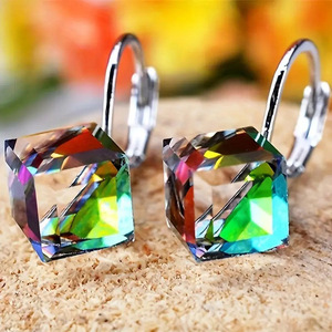 Boucles d'oreilles créatives en forme de cube de cristal coloré pour femmes, bijoux de mode - Product Image 1