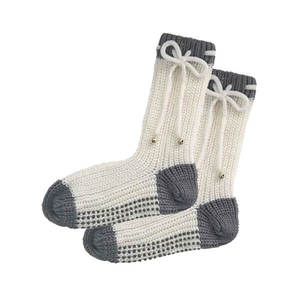 Fornida punto de cable cama calcetines con pompones - Product Image 3