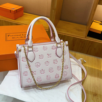 Conçu par un concepteur luxueux. Sac fourre-tout carré en PU. 2025 Nouveau style avec décoration de chaine.2358