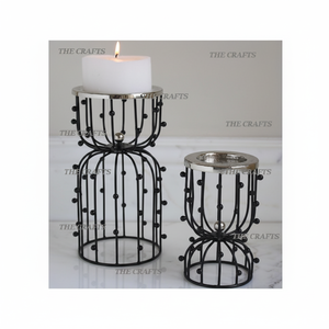 Ensemble de deux porte-bougie de tailles différentes en fer noir pour la décoration de la maison, des hôtels et des mariages - Product Image 1