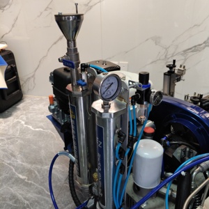 เครื่องพ่นสีทำเครื่องหมายถนนแบบไร้อากาศแรงดันสูงสองส่วนประกอบ พร้อมเครื่องยนต์เบนซินฮอนด้าและปั๊ม - Product Image 6