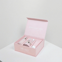 Boîte cadeau en papier artistique de style livre magnétique avec insert rose et estampage à chaud blanc, impression personnalisée pour l'emballage cosmétique