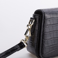 Sac à bandoulière élégant et unique pour femme en cuir PU noir motif crocodile, avec chaînes et deux sangles, fermeture à rabat