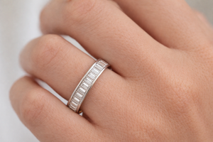Bague élégante en platine et diamant pour femmes, accessoire de bijouterie raffiné au brillant luxueux, idéal pour un cadeau d'anniversaire ou une fête - Product Image 4