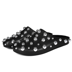 Mules plates en cuir rouge pour femmes, style mode, avec grandes boules argentées cloutées, bout rond fermé et rivets métalliques, vente en gros - Product Image 2