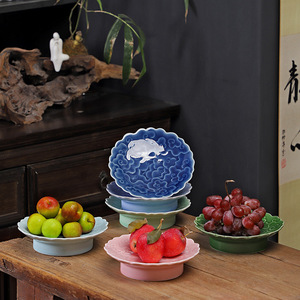 Assiette à fruits en céramique rétro chinoise à pied haut, forme irrégulière, en porcelaine faite à la main pour la décoration de la maison et des fêtes - Product Image 1