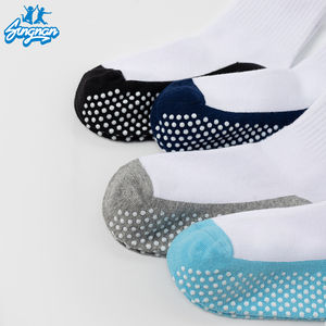 Calcetines de trampolín para niños en stock al por mayor, bloque de colores, nuevos calcetines populares para estudiantes, calcetines deportivos con agarre, calcetines de silicona para zapatillas - Product Image 3