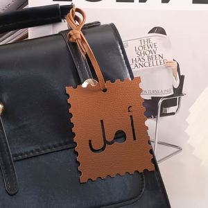 Colgante de cuero PU con texto árabe, letra árabe Alain, para bolso, llavero, decoración de moda para mujer - Product Image 1
