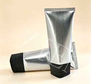 45mm 100 bis 200ml Kaltpräge-Kosmetiktube mit vertikaler Haarlinienstruktur, gebürsteter Oberfläche und fünfeckigem Klappverschluss für Herrenpflege - Product Image 2