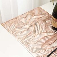 Napperons créatifs en PVC pour drapeaux de table: conception créative de feuilles creuses, antidérapantes pour les tables de restaurant