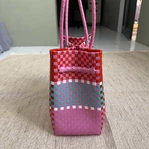 Sacs à main faits à la main pour femmes, sac tissé de qualité supérieure, matériau plastique recyclé, tissage recyclé d'Indonésie - Product Image 4