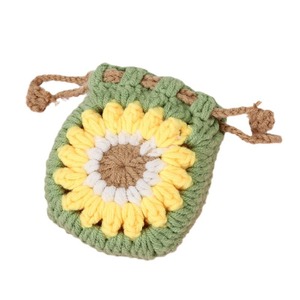 Étui à écouteurs en <span class=keywords><strong>crochet</strong></span> floral fait main avec cordon de serrage, porte-monnaie tricoté motif tournesol, cadeau créatif pour femmes. - Product Image 4