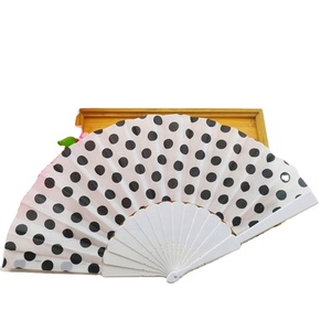 Abanico de mano de plástico con diseño de lunares estilo español de 23 cm para decoraciones de boda o regalos, estilo romántico - Product Image 1