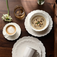Service de table en porcelaine blanche de luxe, style occidental, à motifs festonnés en relief, comprenant des bols et assiettes en céramique pour steak et pâtisserie, compatibles micro-ondes et lave-vaisselle