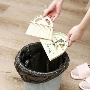 Mini juego de limpieza creativo A2931 para dormitorio y cocina, cepillo de limpieza de escritorio, escoba, recogedor, suministros de limpieza prácticos - Product Image 4