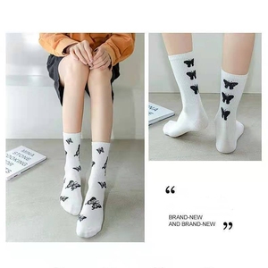 Calzini farfalla per le donne primavera estate calzini a metà polpaccio popolari di tendenza in bianco <span class=keywords><strong>e</strong></span> nero cartoni animati giapponesi calzini lunghi - Product Image 5