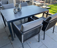 Ensemble table et chaises de patio en bois massif et osier pour l'extérieur Table à manger personnalisée en bois massif à chevrons Accoudoir demi-chaise en rotin