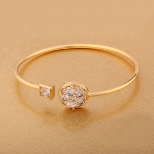 Bracelet ouvert délicat pour femme, plaqué or 18 carats, fleur incrustée de zircon, réglable, fin, tendance, minimaliste, pour soirée ou usage quotidien - Product Image 3