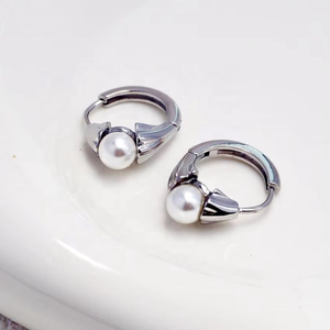 Orecchini a Cerchio Geometrici Trendy in Acciaio Inossidabile 316L Placcato Oro 18K, Eleganti e Classici con Perle, Ipoallergenici per Donne, Ideali per Feste - Product Image 3