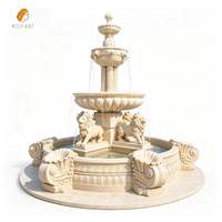 Fontaine en marbre beige Mily avec statue de lion, trois niveaux et colonne, pour jardin extérieur et aménagement paysager de domaine