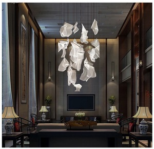 Lampadario per Scale Decorazione Hotel e Sala da Pranzo, Lampade a Sospensione Personalizzate in Acrilico Dorato con Proiettore - Product Image 5