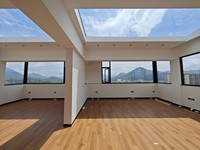 Fenêtre à battant en alliage d'aluminium avec moustiquaire en acier inoxydable et persienne isolante pour salle de bain et villa