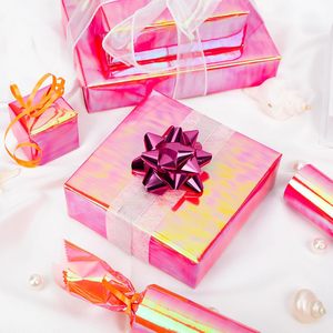 Rollo de Papel de Regalo Holográfico Yarcony de 17 Pulgadas x 33 Pies, Papel de Embalaje Metálico Iridiscente Rojo - Product Image 4
