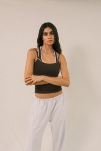 Débardeur écologique marron à double col carré et dos nageur avec bordure contrastante, en Spandex et Polyester anti-transpiration, pour le yoga - Product Image 3