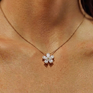 Collar con Colgante de Flor con Diamante Cultivado en Laboratorio de Corte Pera de 1 Quilate, Oro de 9K-18K, Certificado IGI, Joyería Minimalista para Boda - Product Image 1