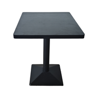Table à manger carrée avec plateau en stratifié et base en métal noir
