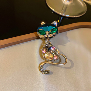Broche lettre sertie de diamants avec placage or véritable, bijoux de luxe français de style ancien pour seniors, vente en gros - Product Image 2