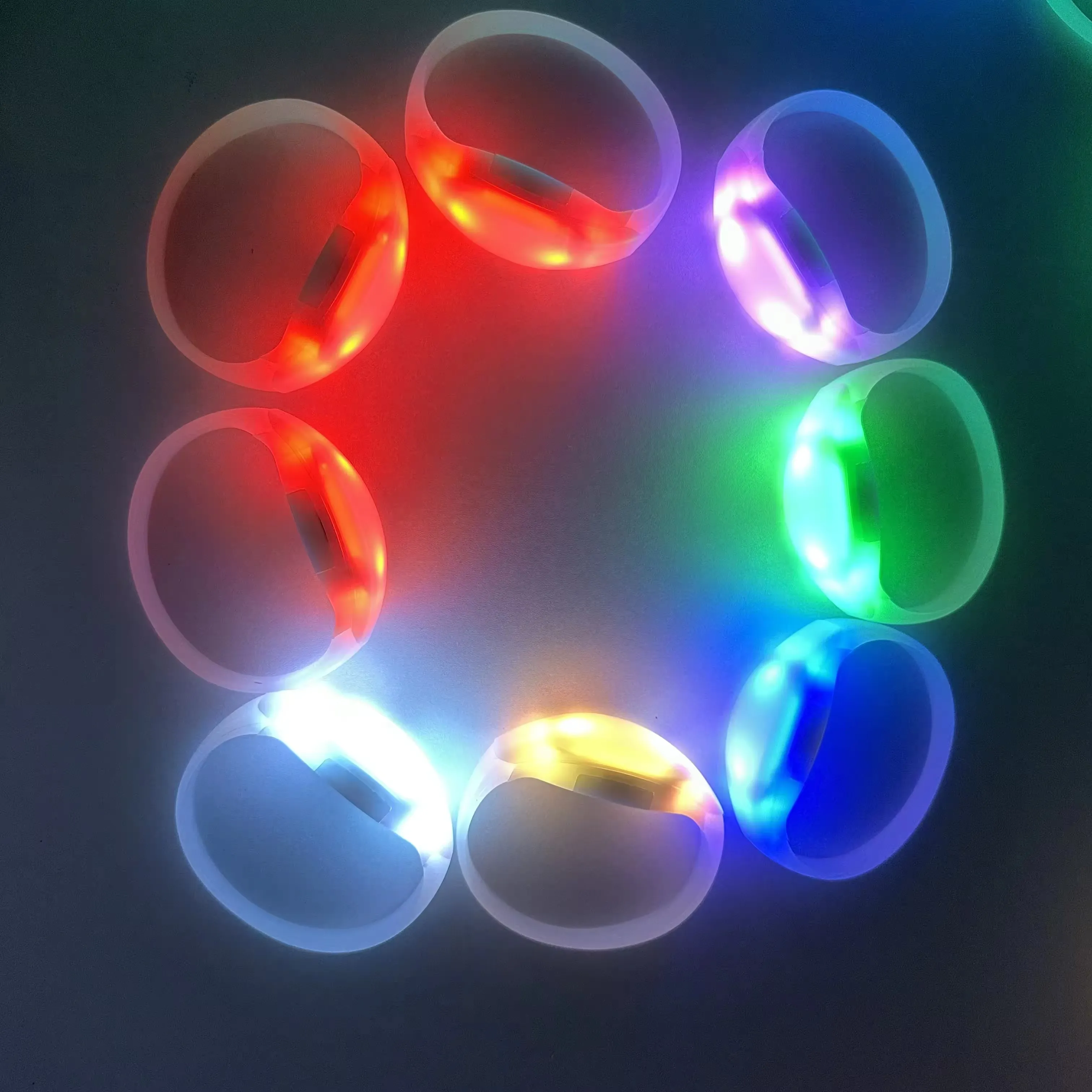 Logo personalizzato lampeggiante telecomando luce fino Glow Led partito braccialetto DMX controllo LED braccialetti per evento
